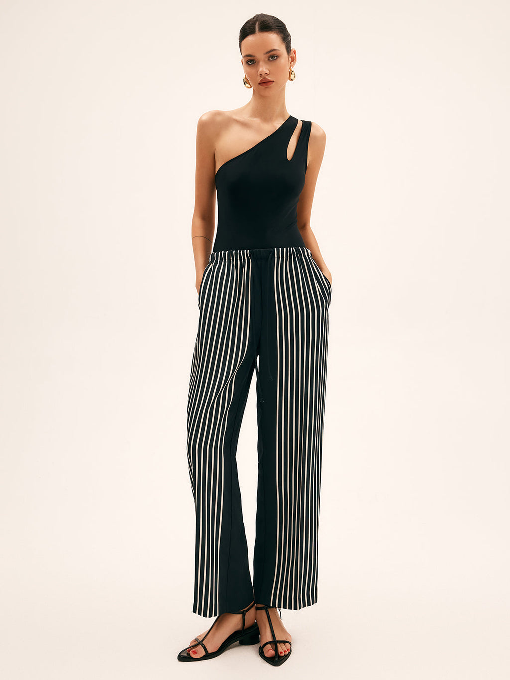 Asimetrik Kesim Tek Parça Mayo Siyah Cutout Detaylı